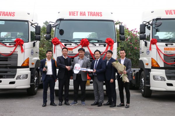 Đại diện công ty Việt Hà, Hino Sao Bắc và Hino Motors Việt Nam trong buổi bàn giao xe.