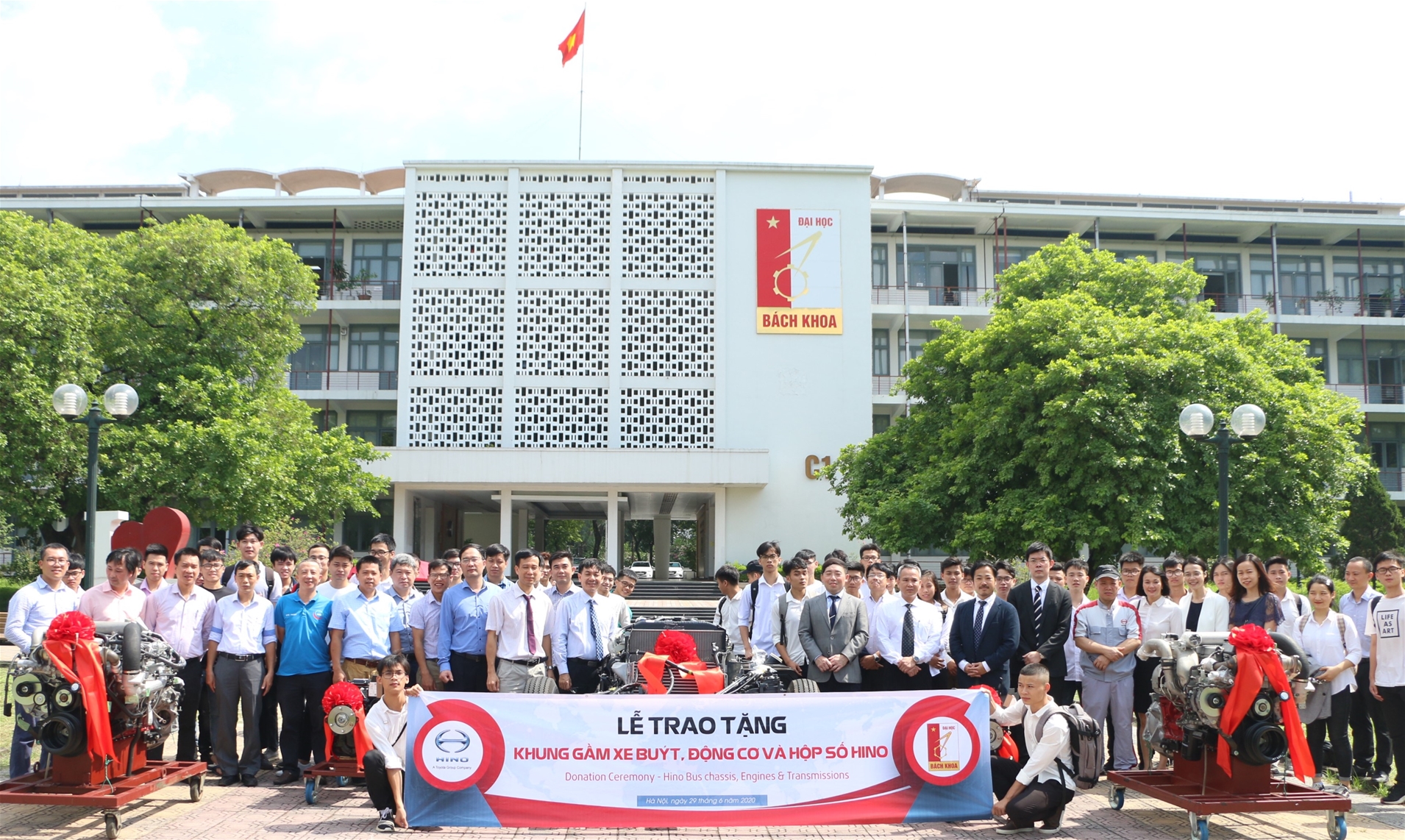 Hino Motors Việt Nam trao tặng giáo cụ cho trường đại học Bách Khoa Hà Nội 1