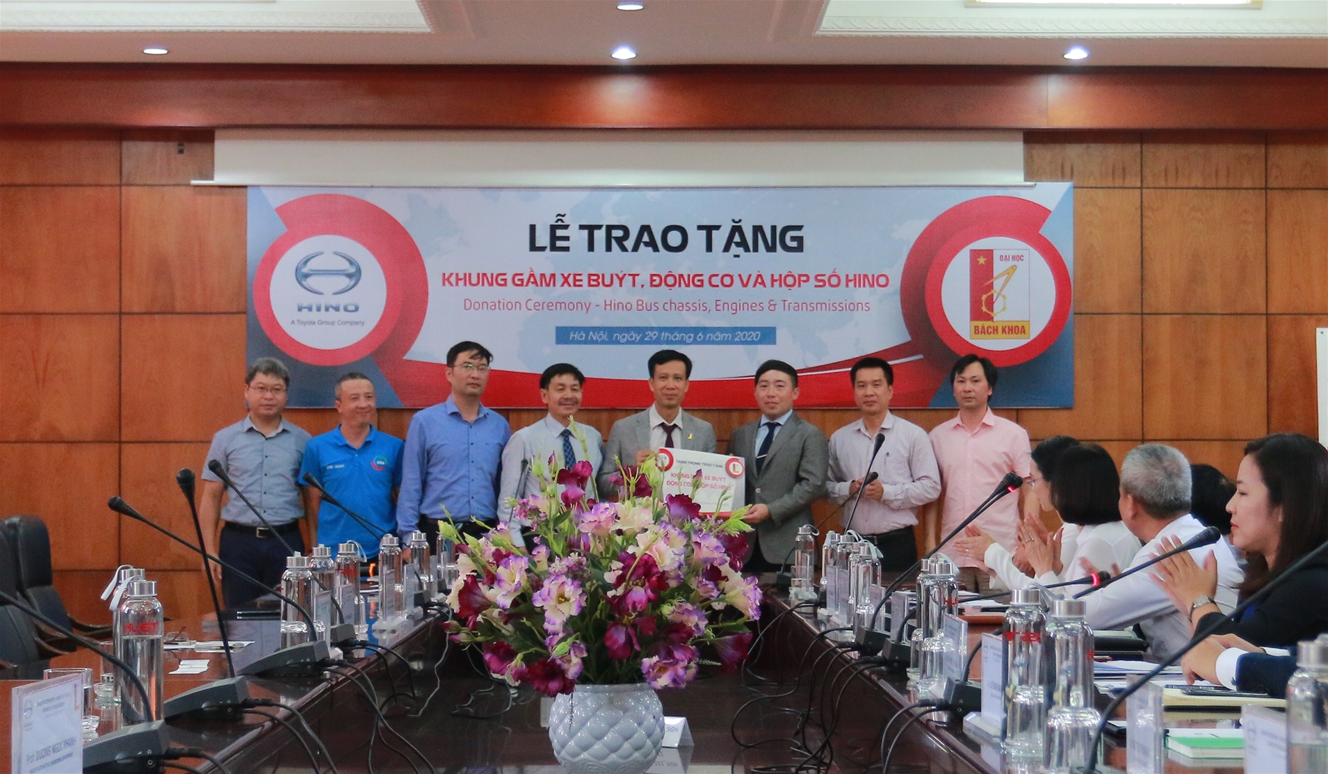 Hino Motors Việt Nam trao tặng giáo cụ cho trường đại học Bách Khoa Hà Nội 2