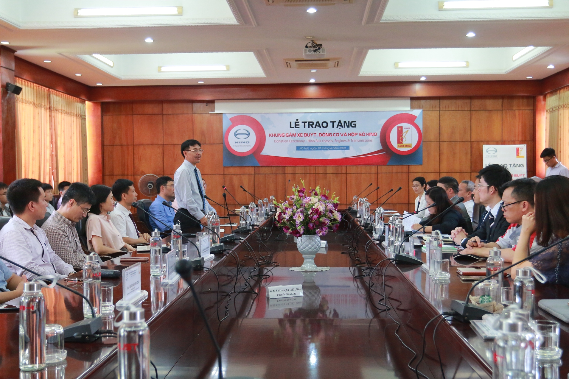 Hino Motors Việt Nam trao tặng giáo cụ cho trường đại học Bách Khoa Hà Nội 3