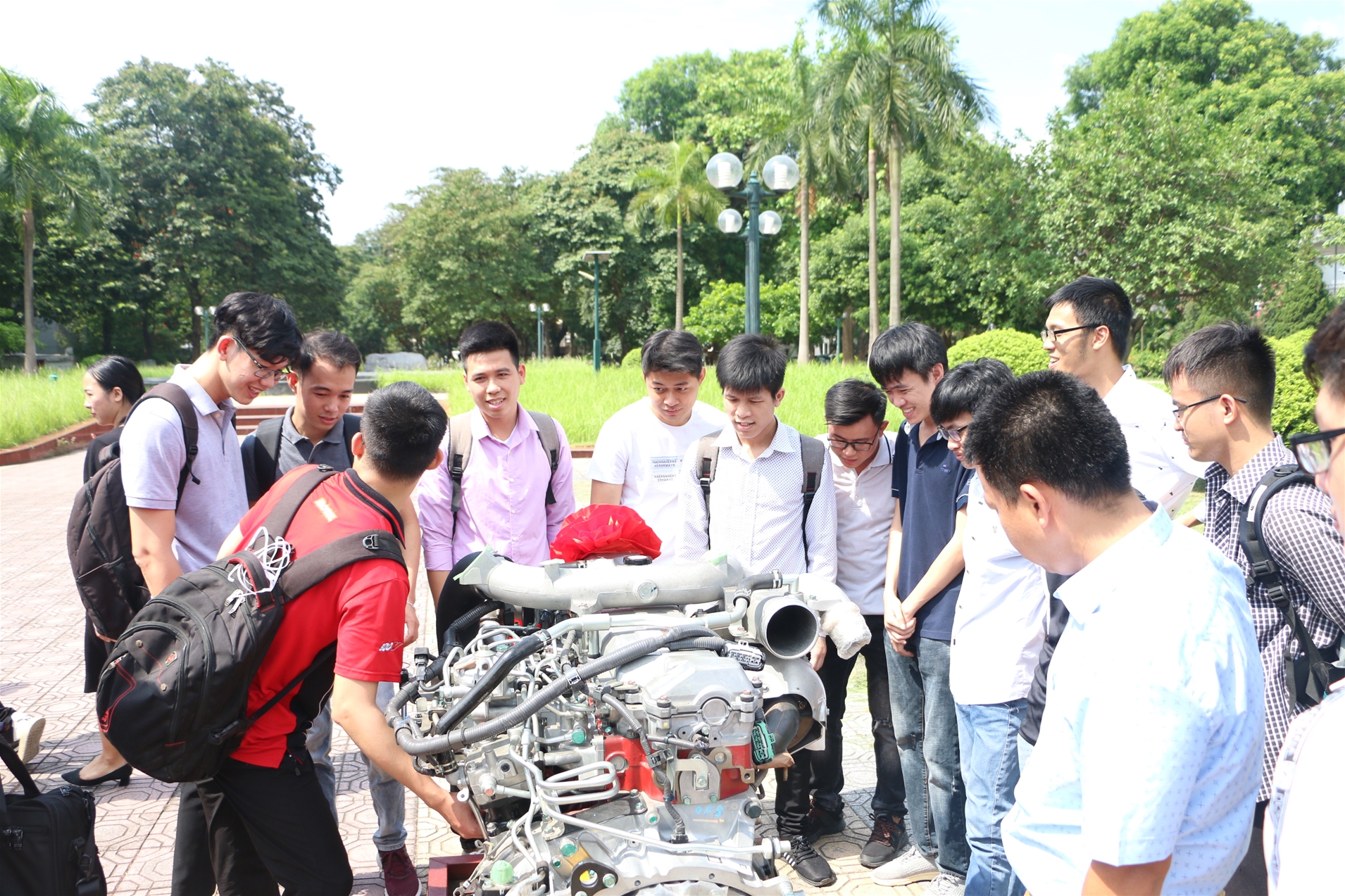 Hino Motors Việt Nam trao tặng giáo cụ cho trường đại học Bách Khoa Hà Nội 4
