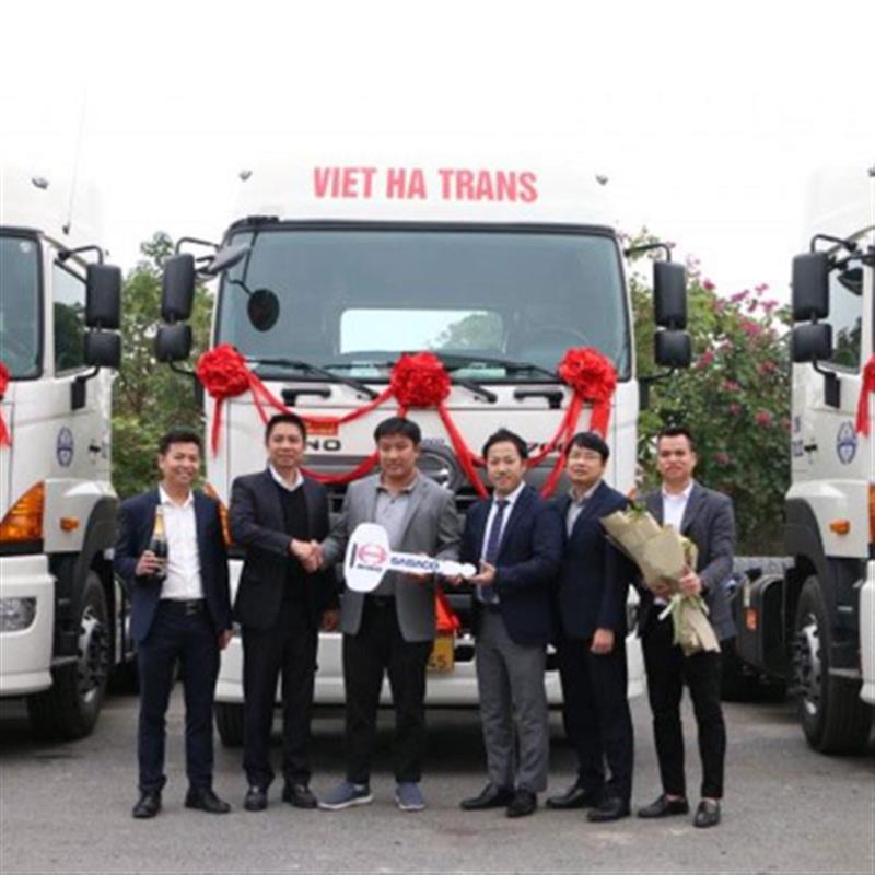 Lễ bàn giao xe cho công ty TNHH Vận tải Việt Hà