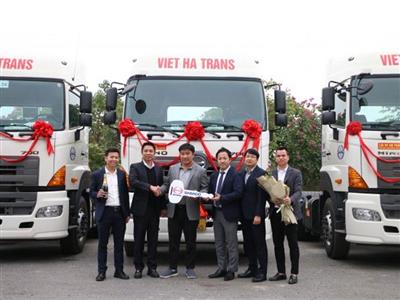 Lễ bàn giao xe cho công ty TNHH Vận tải Việt Hà 1
