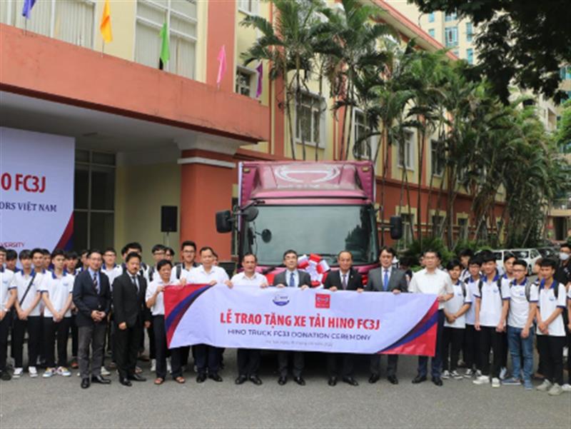 Hino Motors Việt Nam trao tặng xe tải phục vụ đào tạo cho trường đại học Thủy Lợi