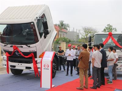 Hino Motors tặng xe tải cho hai trường đại học